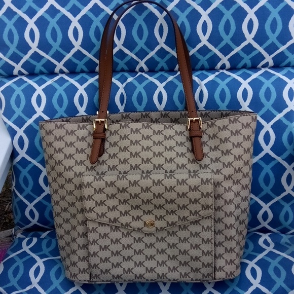 Michael Kors Handbags - 👜 Brown/Tan Michael Kors tote 👜